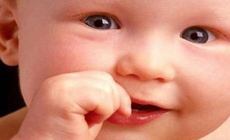 لماذا يمص الطفل أصبعه ؟