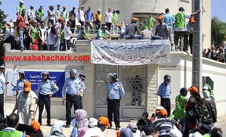 المعطلون يتسلحون بالبيض والحجارة ويهجمون على مقر حزب بنكيران