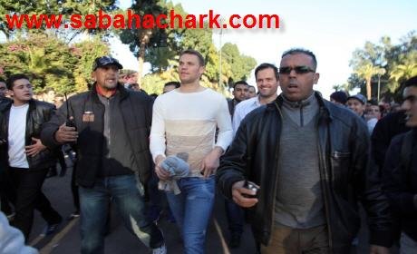 بوليس مُراكش ينقذ حارس مرمى مانويل نوير “بايرن ميونيخ” من قبضة جماهير الرجاء بجامع الفنا