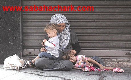 العائلات سوريون التي توزعت على المدن المغربية في شوارع و أمام المساجد