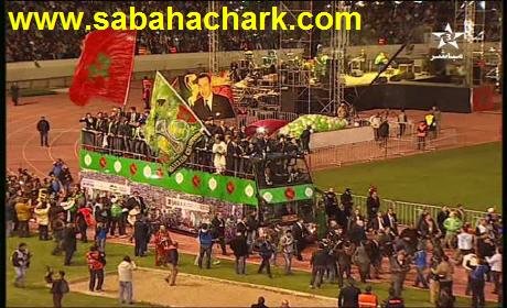 عشرات الألاف يُحيون الرجاء بالبيضاء بملعب “محمد الخامس” بفريقه الدي حقق انجازاً تاريخيا