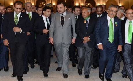 جلالة الملك حفل استقبال على شرف أعضاء نادي الرجاء الرياضي لكرة القدم . الملك يوشّح فاخر . كما منحهم 350 مليون كهبة