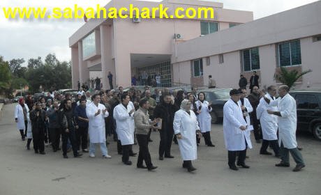 موظفو الصحة ببركان في وقفة بمستشفى الدراق احتجاجا على نعتهم بالكلاب والحمير