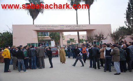 فعاليات المجتمع المدني في وقفة احتجاجية ثانية أمام مستشفى الدراق ببركان احتجاجا على تردي الخدمات : حالة سميرة نموذجا