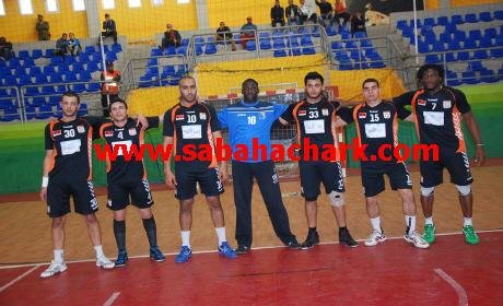 عودة الإلتراس أورونج بويز إلى الميادين تقود نهضة بركان لكرة اليد للفوز على اتحاد طنجة ومواصلة عروضه المتميزة