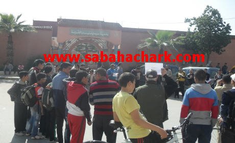 سكان حي التقدم “الحرشة ” ينتفضون ويطالبون بإسقاط رئيس بلدية سيدي سليمان شراعة ببركان “الكمكامي ارحل”