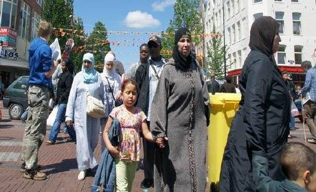 الأحكام الصادرة في حق بعض المغاربة العائدين من هولندا والمتضررين من تخفيضات 40 في المائة من التعويضات العائلية وتعويضات اليتامى والأرامل