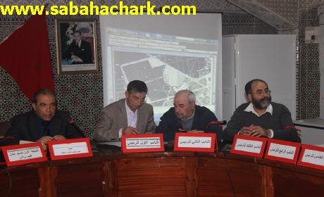 دورة استثنائية ببلدية بركان غابت عنها السلطة المحلية وحضرها مفوض قضائي حمل فيها أعضاء المجلس البلدي شارات حمراء وهددوا باللجوء إلى القضاء