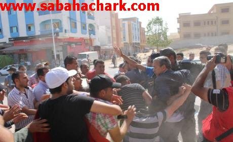 وقفة إحتجاجية ساكنة « رأس الماء » أو «قابوياوا» للمطالبة برحيل الفاسدين والمفسدين ومحاسبتهم ودعوات لإيفاء لجنة لتقصي الحقائق للوقوف على الخروقات