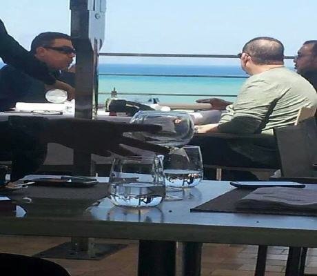 الملك رفقة مستشاره عالي الهمة ورئيس الحكومة التونسية تجمعهم وجبة فطور في الهواء الطلق