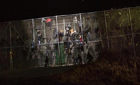 المهاجرون يستغلون رمضان لتكثيف عمليات اقتحام مليلية