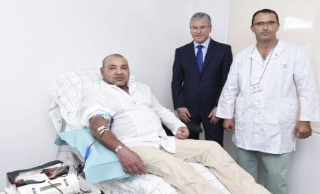 جلالة الملك يقوم بعملية تبرع بالدم