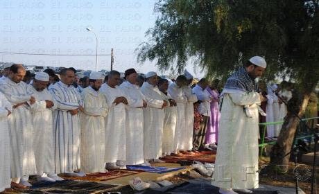 جمعيات إسبانية تطالب بفرض عقوبات على ذبح الأضاحي بالمنازل بسبتة المحتلة و 5000 مغربي أدوا صلاة العيد بالهواء الطلق