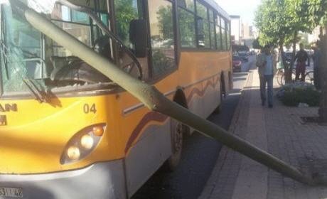 واقعة سير بين حافلتين تكشف فضيحة “هزت” النقل الحضري بوجدة