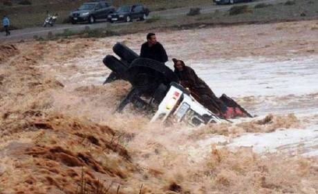 32 قتيلا و6 مفقودين بسبب الفيضانات..