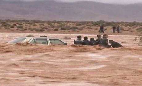 مواطنون يستغيثون بعد ان حاصرتهم السيول بنواحي بوعرفة