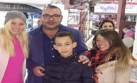 أولى الصور الملك محمد السادس وابنه ولي العهد مولاي الحسن بالأسواق الشعبية إسطنبول