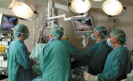 بالتزامن مع زيارة الحسين الوردي .. لاول مرة طاقم طبي يولد سيدة بمنزلها بوجدة