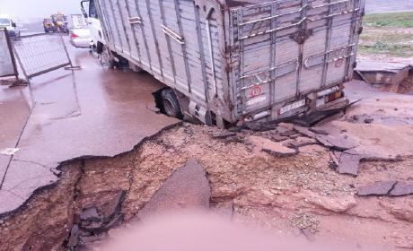 الدارالبيضاء.. حفرة “تبتلع” شاحنة في الألفة (صور)