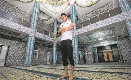 لاعب” نورمبرغ” ألماني.. هذه الأسئلة الوجودية دفعتني لاعتناق الاسلام