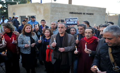 صحفيون مغاربة يتضامنون مع ” شارلي إيبدو ” أمام سفارة فرنسا بالرباط