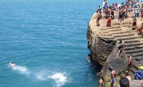 انقاذ فتاة ب ” ليروشي ” رأس الماء بعدما ألقت بنفسها من أعلى الصخرة