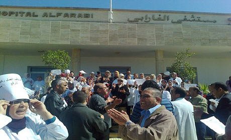 النقابة المستقلة لأطباء القطاع العام تتهمه بسوء التسيير، ومدير مستشفى الفارابي بوجدة يتمسك بالإصلاح وتطبيق القانون