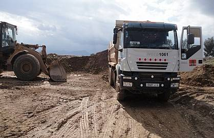 الدرك الملكي رأس الماء تحجز شاحنة احدى الشركات التي تستغل رمال المنطقة عشوائيا