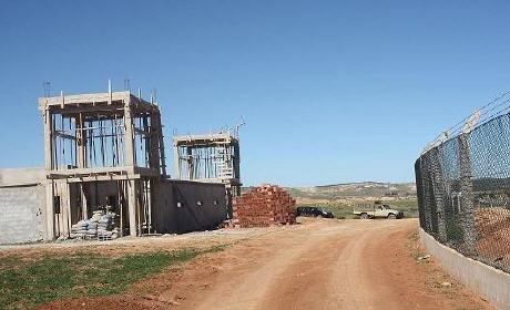 المغرب يشيد مركزين لمراقبة حدوده مع الجزائر