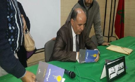 توقيع ديوان «في ذمة الضوء» للشاعر مصطفى قشنني خلال المعرض السابع للكتاب بالجهة الشرقية