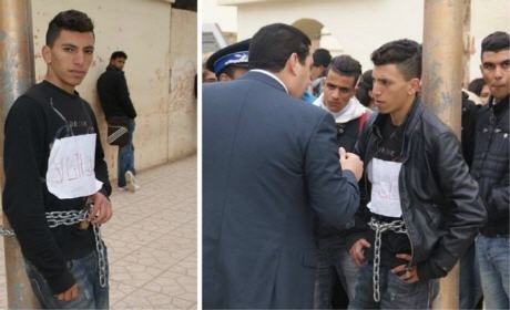 شاب يربط جسده بالسلاسل حديدية لرفض طلبه العودة لاستكمال الدراسة بتاوريرت