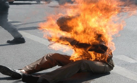شاب وجدي يضرم النار في جسده