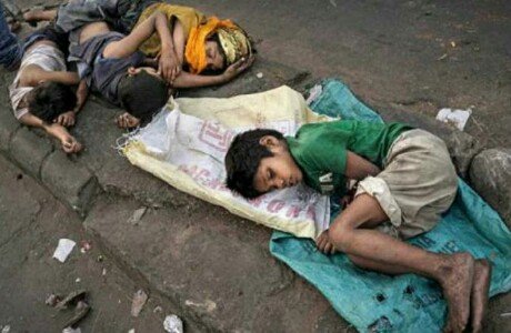 في عز الزمهرير القارس… كيف يقضي المتشردون ليلهم في العراء؟