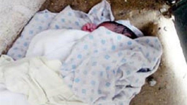 العثور على رضيعة مرمية بعمارات الضحى بوجدة