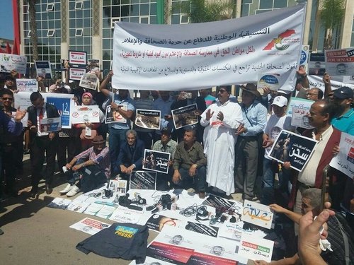 وقفة احتجاجية لمدراء الجرائد الوطنية و المحلية المغربية أمام وزارة الثقافة و الإتصال بالرباط