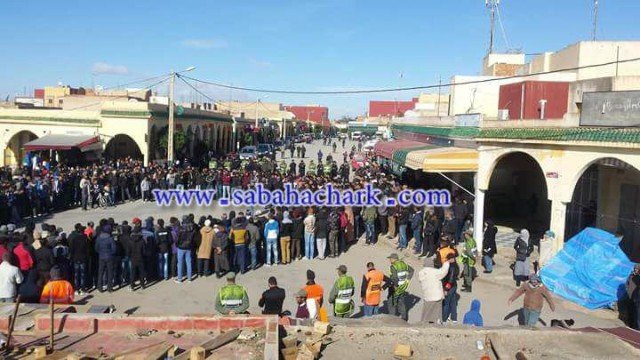  وقفة احتجاجية حاشدة امام ساحة المارشي وسط العيون الشرقية تضامنًا مع حراك جرادة