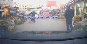 باعة متجولون و”فراشة” يحولون ساحة المارشي وسط مدينة العيون الشرقية إلى سوق مفتوح وتساهل السلطات يكرس واقع السيبة