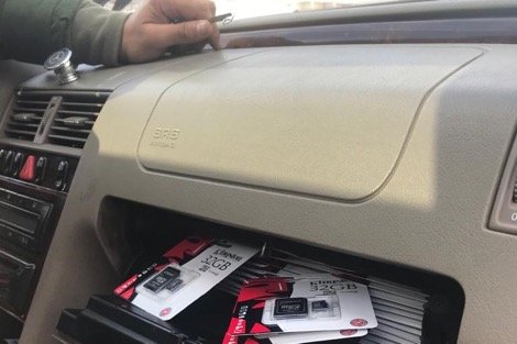 جمارك “باب مليلية” تحجز بطائق تخزين مهربة تصل قيمتها إلى 10 آلاف سنتيم