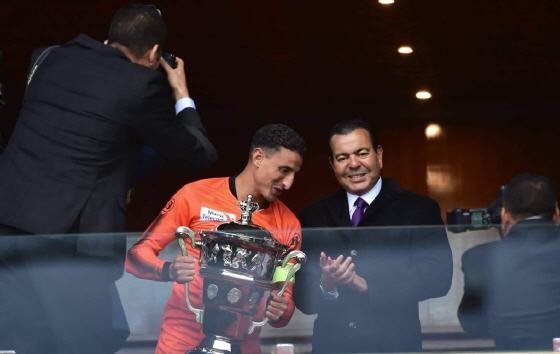بعد تتويج المجموعة باللقب 62 الأمير مولاي رشيد يسلم كأس العرش لعميد نهضة بركان محمد عزيز