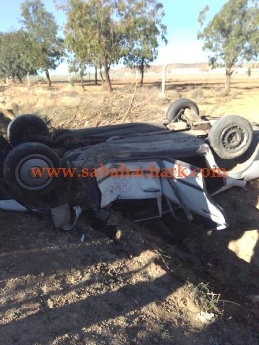 إنقلاب سيارة أجرة 1 - www.sabahachark.com