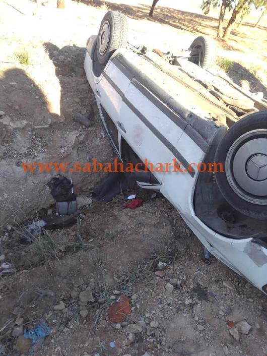 إنقلاب سيارة أجرة - www.sabahachark.com