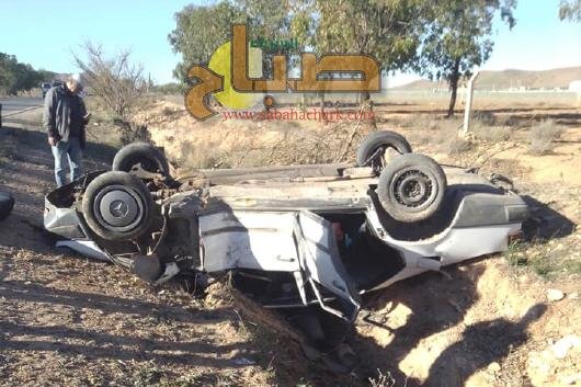 ياربي السلامة… حادثة سير خطيرة تتسبب في انقلاب سيارة أجرة كبيرة ونقل الضحايا لمستعجلات بوجدة