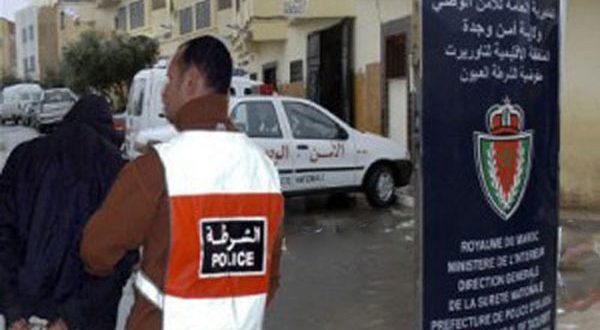 مفتش شرطة بالعيون الشرقية يشهر سلاحه لتوقيف شخص كان في حالة سكر متقدمة