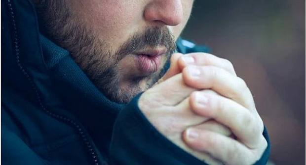 إذا كانت يديك تعاني من البرودة المستمرة.. هذا مؤشر على أمراض خطيرة