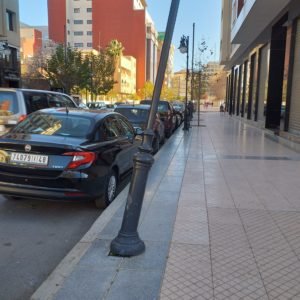 عمود كهربائي للإنارة العمومية يهدد حياة المارة وتلاميذ ثانوية عمر بن عبد العزيز بوجدة