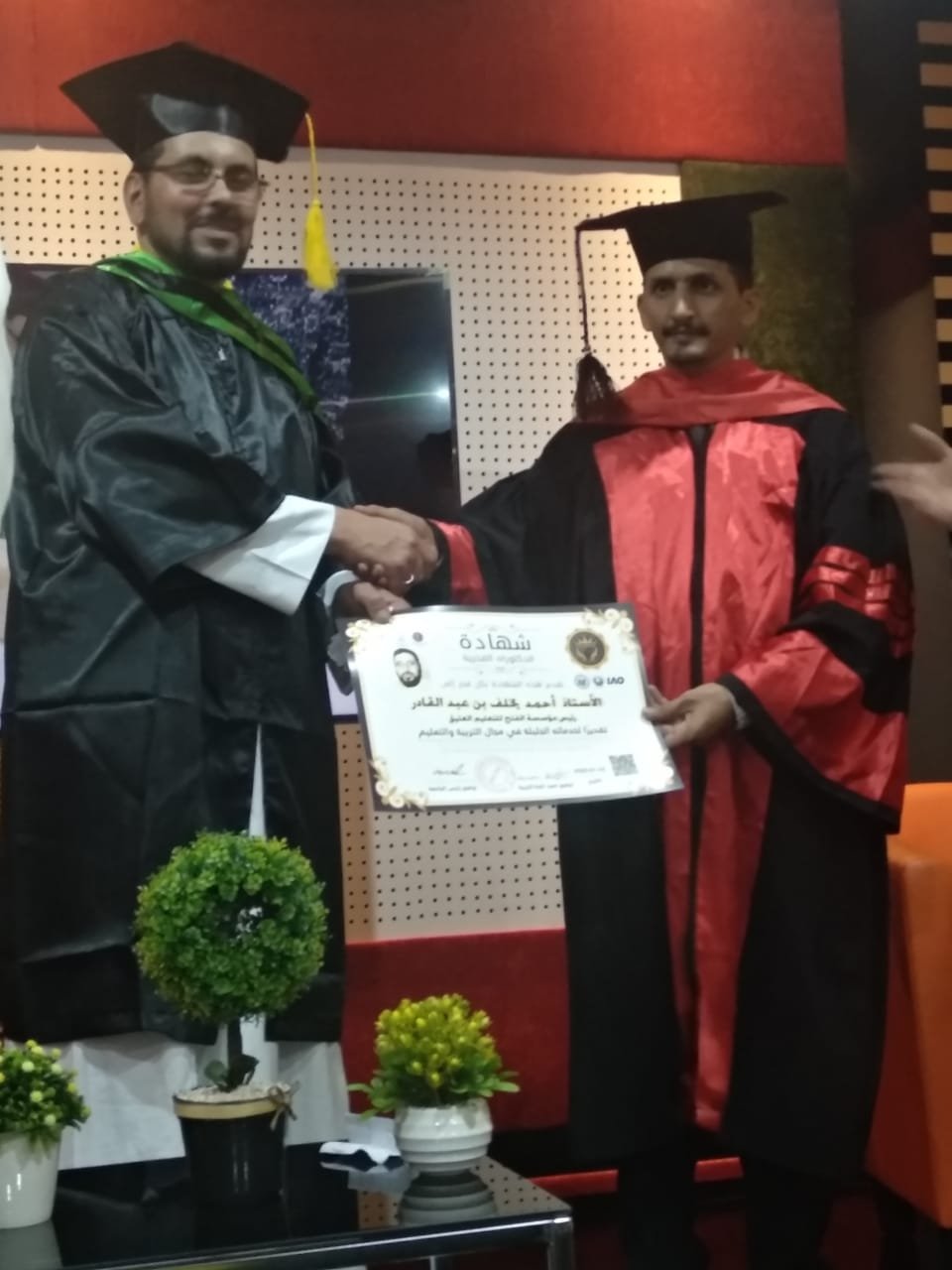 أحمد يخلف ينال شهادة الدكتوراه الفخرية في التربية والتعليم العام بأندونيسا