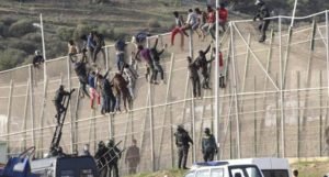 إحباط ما يناهز 400 مهاجرا سريا منحدرين من دول إفريقيا لمدينة سبتة المحتلة