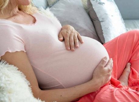 الحمل في الربيع أو الصيف يعرض النساء لمتاعب صحية