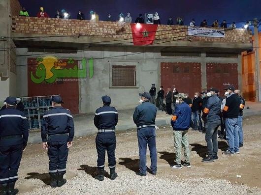 السلطات تؤدي التحية العسكرية لساكنة العيون