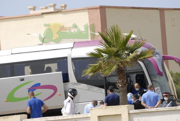  ما يزيد عن 300 من المواطنين المغاربة العالقين بالجزائر 1 - www.sabahachark.com